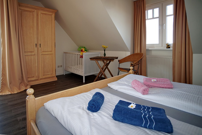 Ferienwohnung in Rerik - Ferienwohnung/Appartement Seem&ouml;we (Rerik) - gro&szlig;es Schlafzimmer und Kinderbett