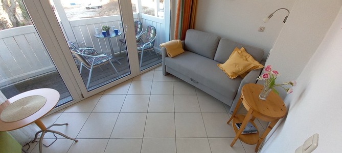 Ferienwohnung in Sellin - Sonnengl&uuml;ck in der Residenz Seeblick - Balkonzimmer mit Boxspring-Schlafcouch