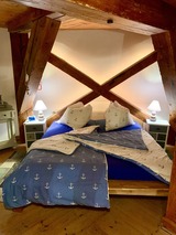Ferienhaus in Lindau - Windm&uuml;hle Lindaum&uuml;hlenholz - Gro&szlig;es Doppelbett auf dem Mahlboden