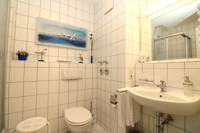 Ferienwohnung in K&uuml;hlungsborn - Appartementanlage Ostseeblick Fewo R&uuml;gen 12 - ger&auml;umiges Badezimmer mit Dusche