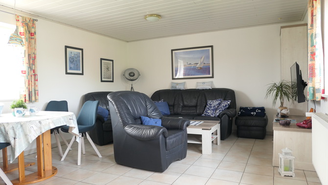 Ferienwohnung in Fehmarn OT Landkirchen - Haus am Feld - Wohnzimmer nat&uuml;rlich mit SAT-TV, Safe und WLan