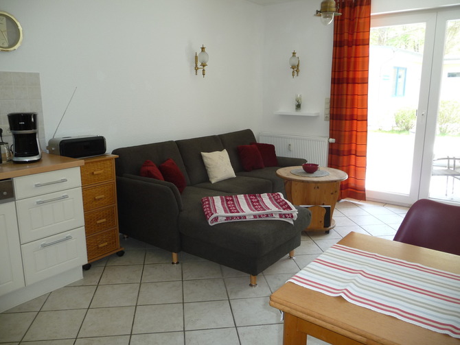 Ferienwohnung in Graal-M&uuml;ritz - Buntspecht - Die gem&uuml;tliche Sitzecke mit Schalfsofa