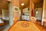 Ferienhaus in Pelzerhaken - Ferienhaus Typ B im Ferienpark AM WALDRAND - Essecke mit K&uuml;chenzeile