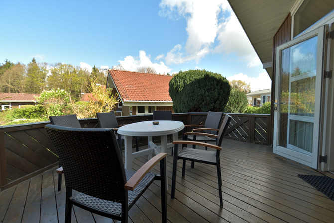 Ferienhaus in Pelzerhaken - Am Waldrand Haus D - Terrasse mit Tisch und St&uuml;hlen