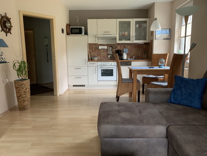 Ferienwohnung in Graal-M&uuml;ritz - Ostseeperle - K&uuml;chenzeile mit Essplatz