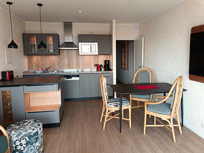 Ferienwohnung in Gr&ouml;mitz - Fernsicht - K&uuml;chenzeile mit Esstisch