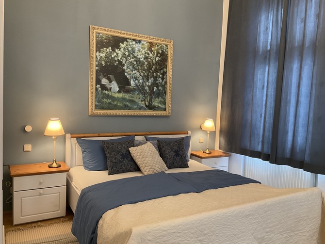 Ferienwohnung in Ostseebad Heringsdorf - Villa Kramme - Schlafzimmer mit Doppelbett und Kinderbett