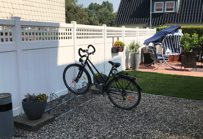 Ferienwohnung in Niendorf/Ostsee - Haus Edda FeWo Kr&auml;hennest - Fahrradschuppen und -St&auml;nder