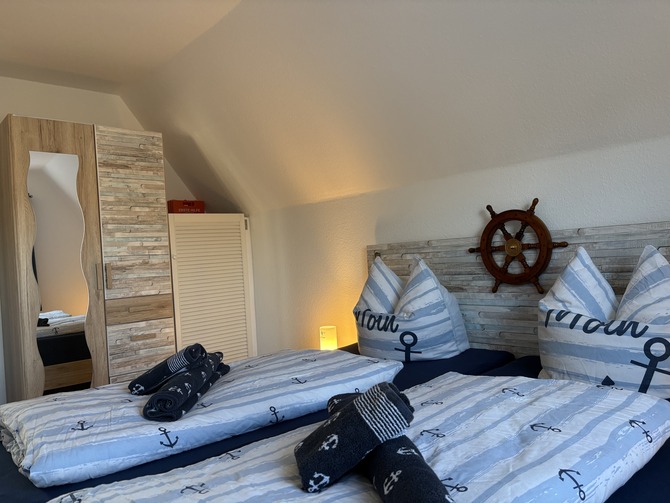 Ferienwohnung in Niendorf/Ostsee - Haus Edda FeWo Kr&auml;hennest - Hauptschlafzimmer mit Doppelbett