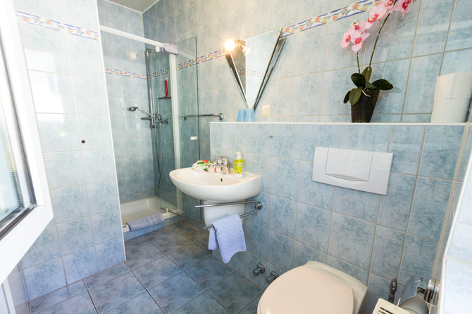 Ferienwohnung in K&uuml;hlungsborn - Ferienhaus zum Strand - Bad mit Dusche