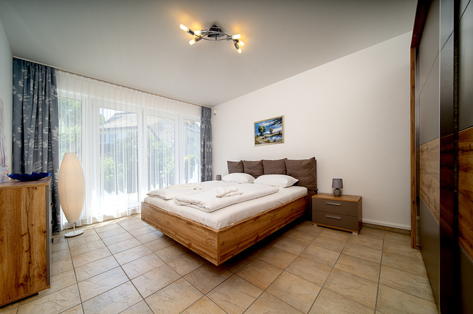 Ferienwohnung in B&ouml;rgerende - Appartement 1 - Familiensuite - Schlafzimmer 15m2,  S&uuml;dseite