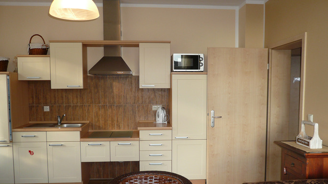 Ferienwohnung in Sassnitz - BERNSTEIN mit Meerblick - Einbauk&uuml;che im Wohnzimmer