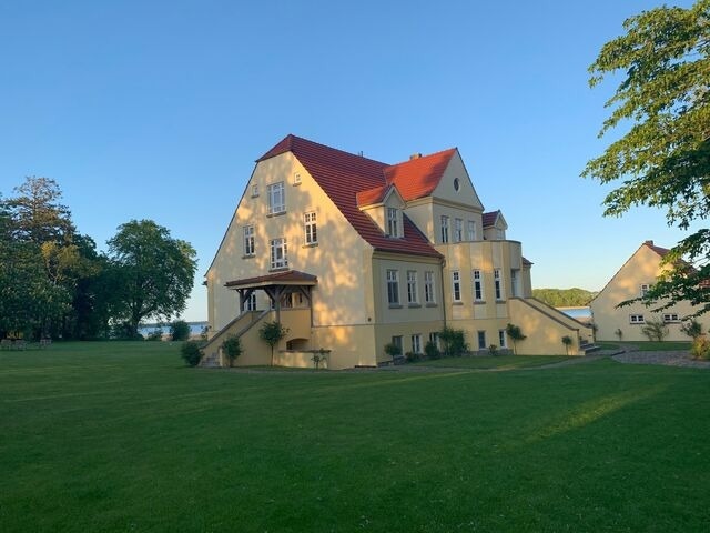 Ferienwohnung in Neuenkirchen (Rügen) - Ferienwohnung 5 am Wasser Gut Grubnow Rügen WLAN und Sauna - Bild 2