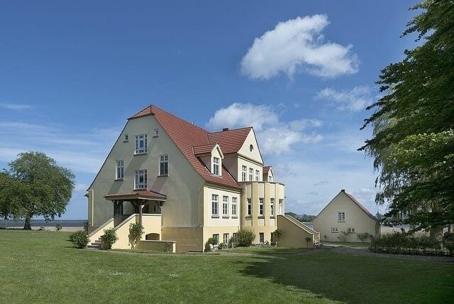 Ferienwohnung in Neuenkirchen (Rügen) - Gutshaus Grubnow Ferienwohnung 4 mit Hund am Wasser Sauna und WLAN incl. - Bild 10